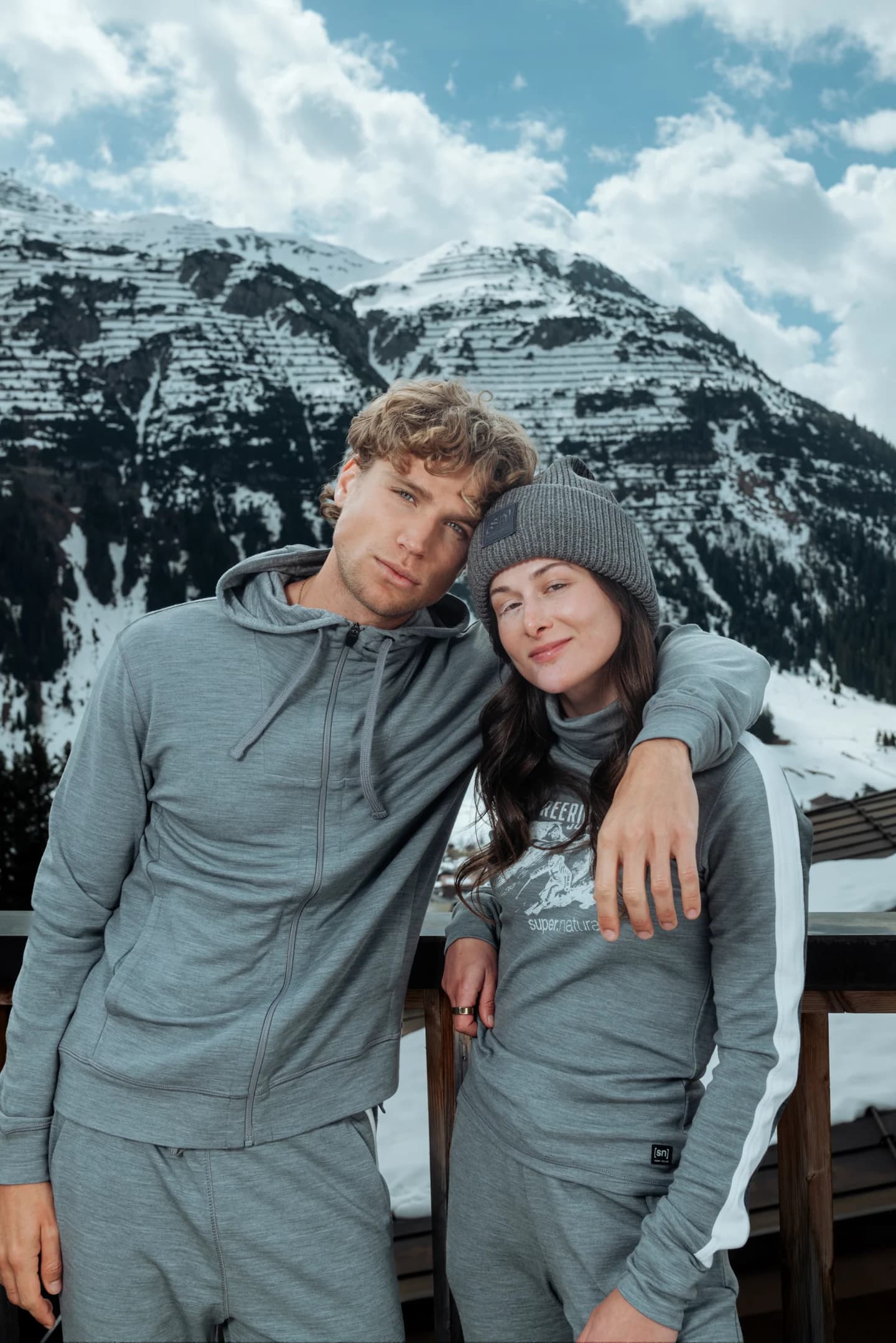 Zwei Personen in super.natural Merino-Bekleidung vor Bergpanorama